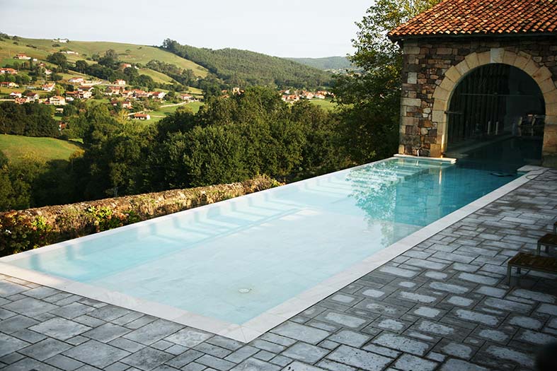 Piscina Infinity con vistas a los Valles Pasiegos.